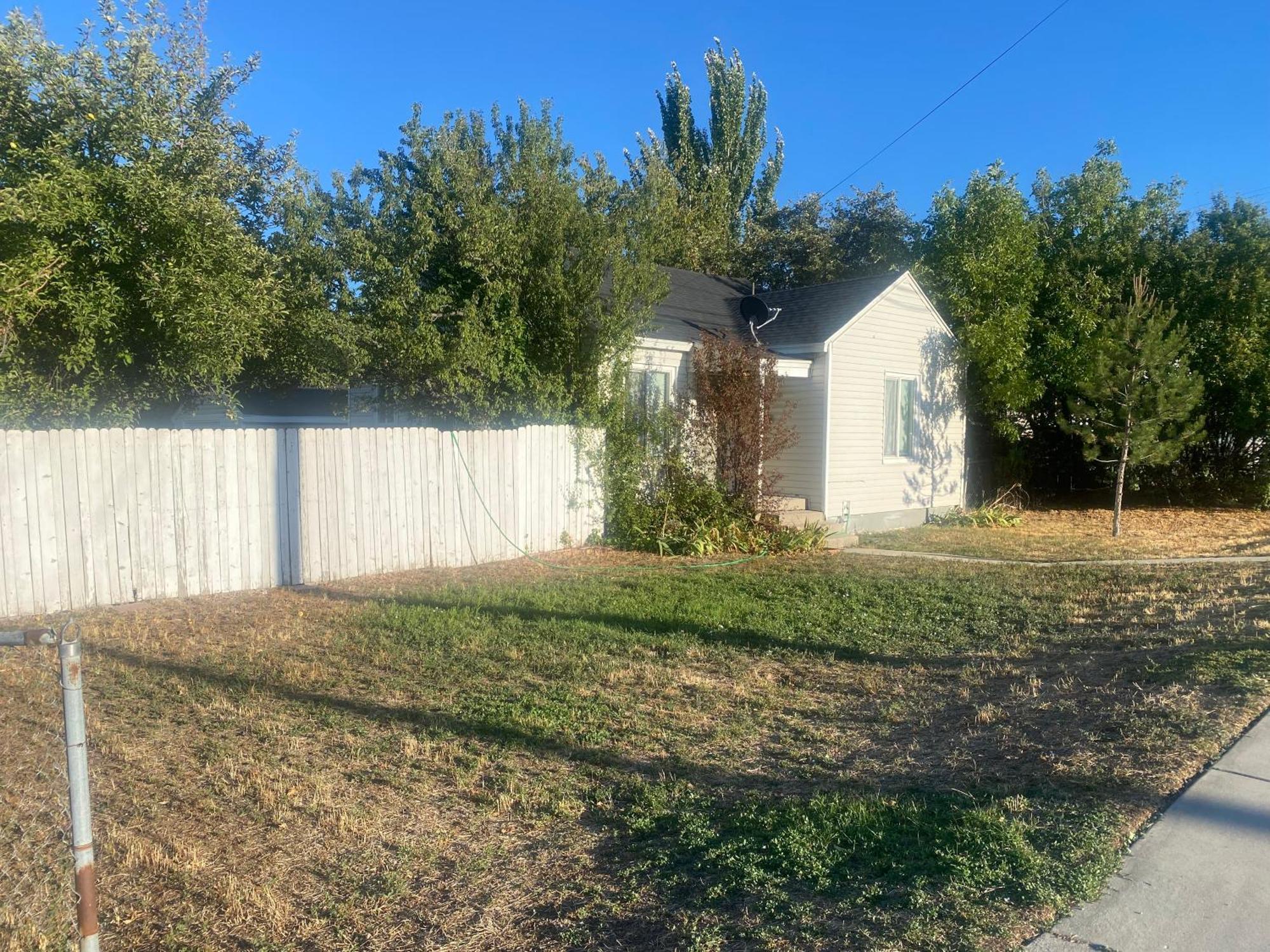 Cute Entire Small House With Large Yard! Pets Welcome! Вест-Веллі-Сіті Екстер'єр фото